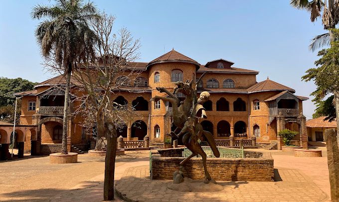 CAMEROUN : CHAMAILLE DANGEREUSE DE CHEFFERIES