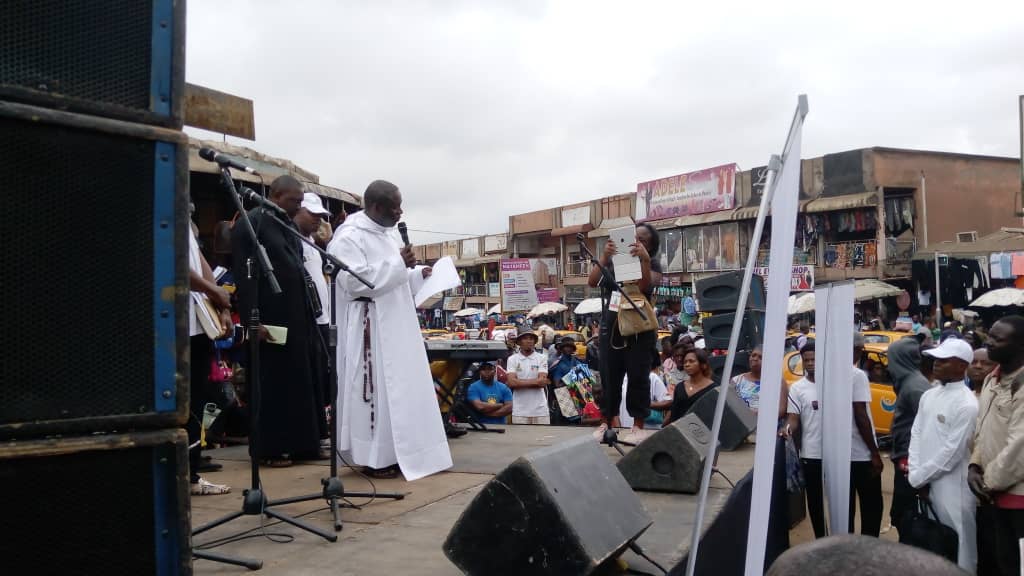 Paix au Cameroun : Le Rev père Pascal Bayiha Bessong monte au créneau avec une caravane