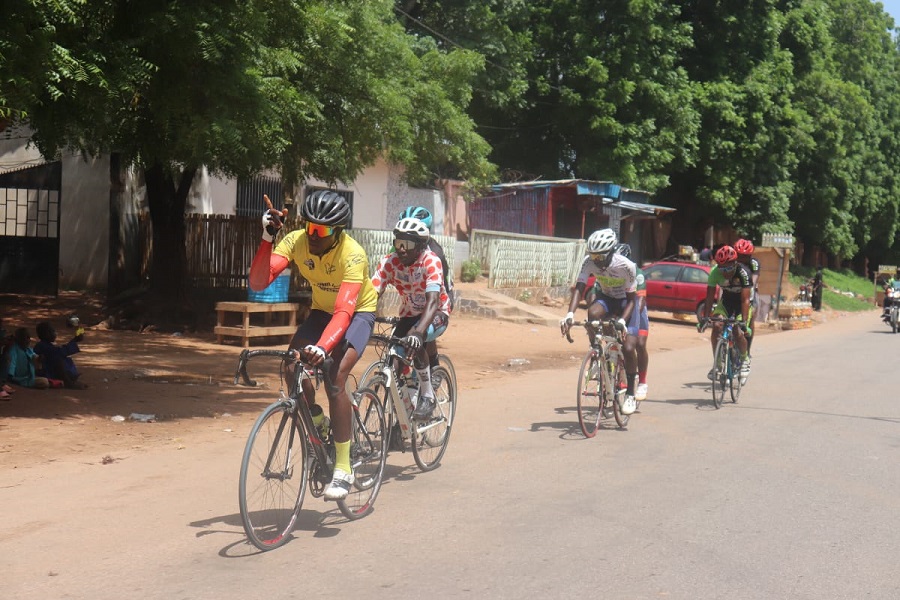 CYCLISME : Transca 14 – Quand la négligence du peloton offre la victoire en solitaire au maillot jaune Abdourahman